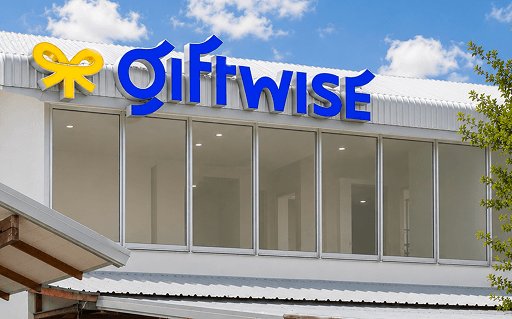 อาคารสำนักงานและโชว์รูม Giftwise พร้อมป้ายโลโก้