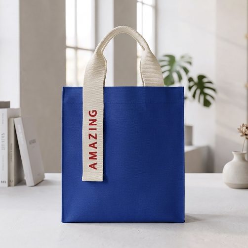 ผลงานกระเป๋าผ้าสีน้ำเงินปักโลโก้ AMAZING โดย Giftwise
