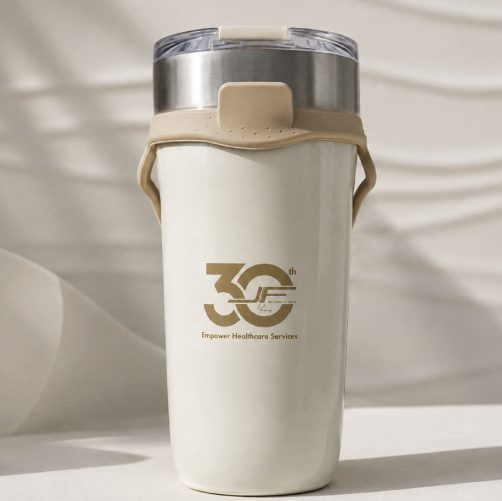 ผลงานแก้ว Tumbler สีครีมพร้อมสายหิ้ว สกรีนโลโก้ครบรอบ 30 ปี โดย Giftwise