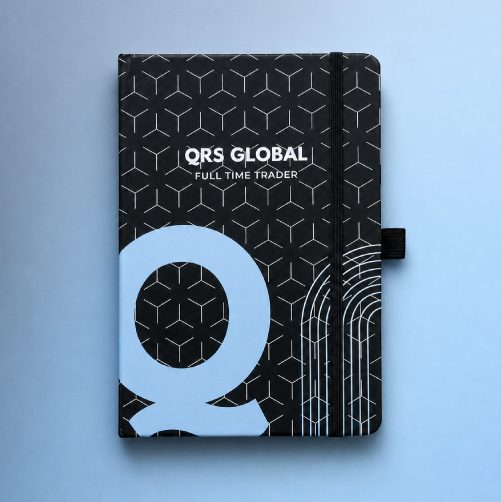 ผลงานสมุดโน้ตปกแข็งสีดำพิมพ์ลายโลโก้ QRS Global โดย Giftwise